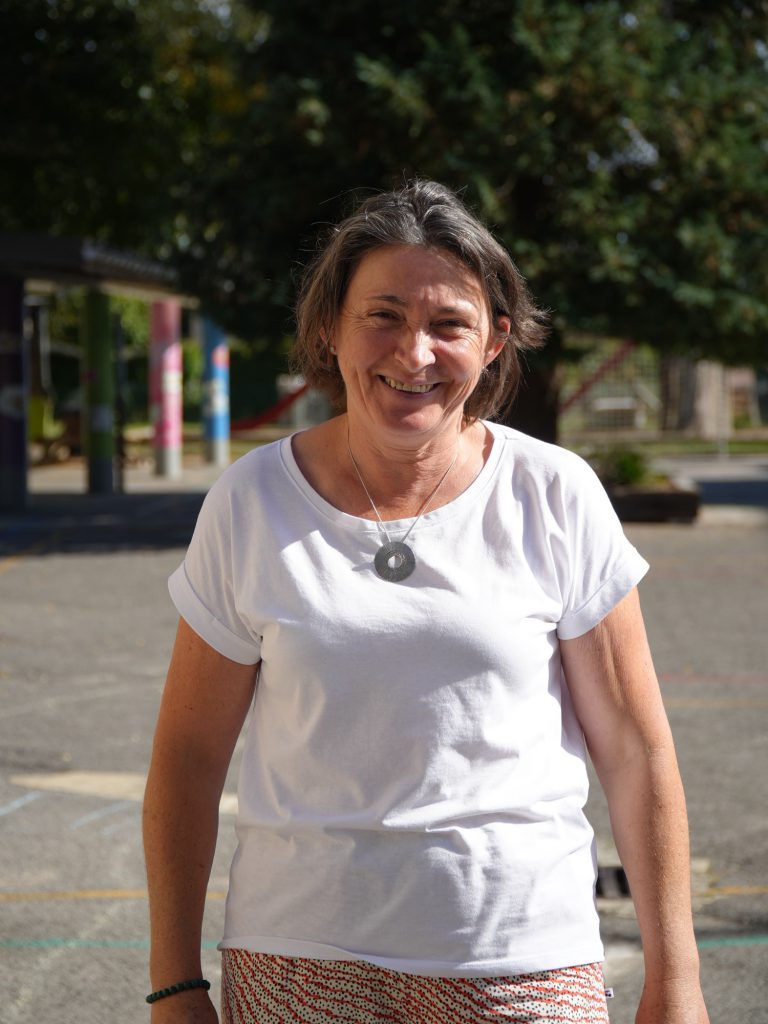 Portrait d'un membre de l'équipe dans la cour de l'école