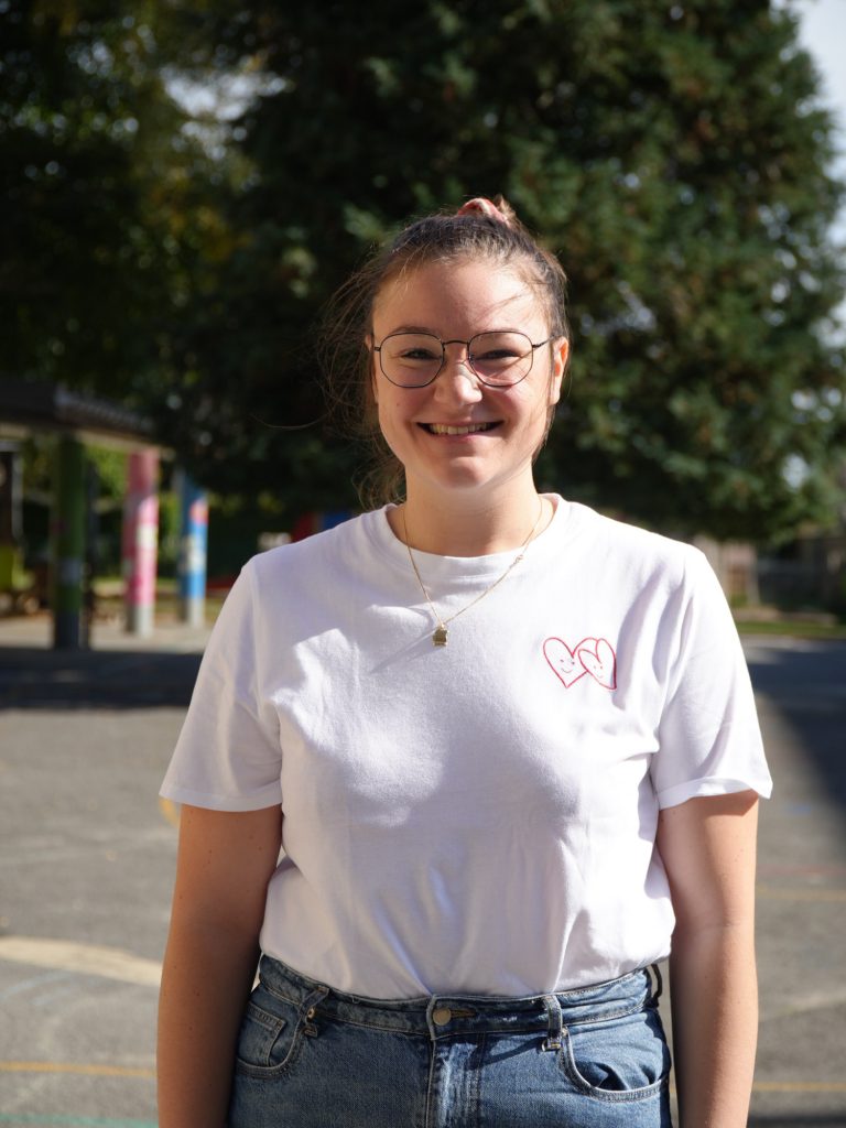 Portrait d'un membre de l'équipe dans la cour de l'école