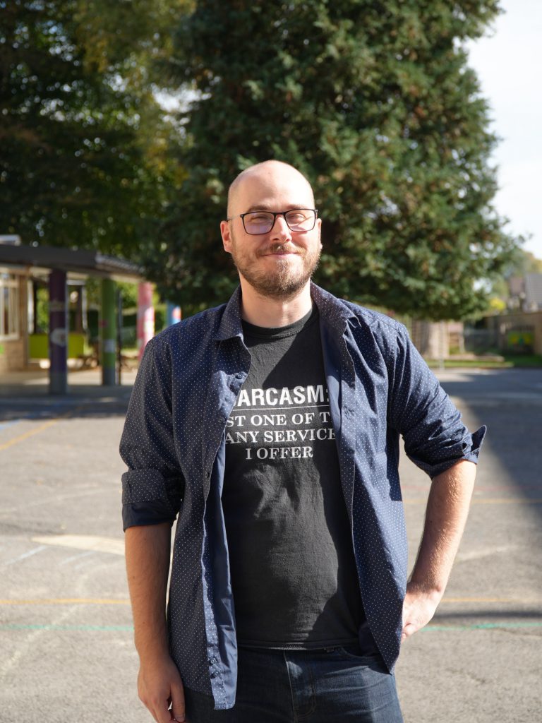 Portrait d'un membre de l'équipe dans la cour de l'école