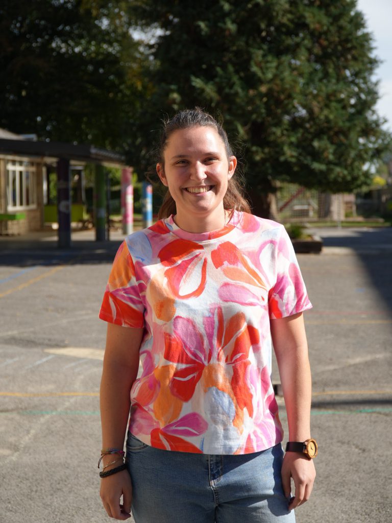 Portrait d'un membre de l'équipe dans la cour de l'école