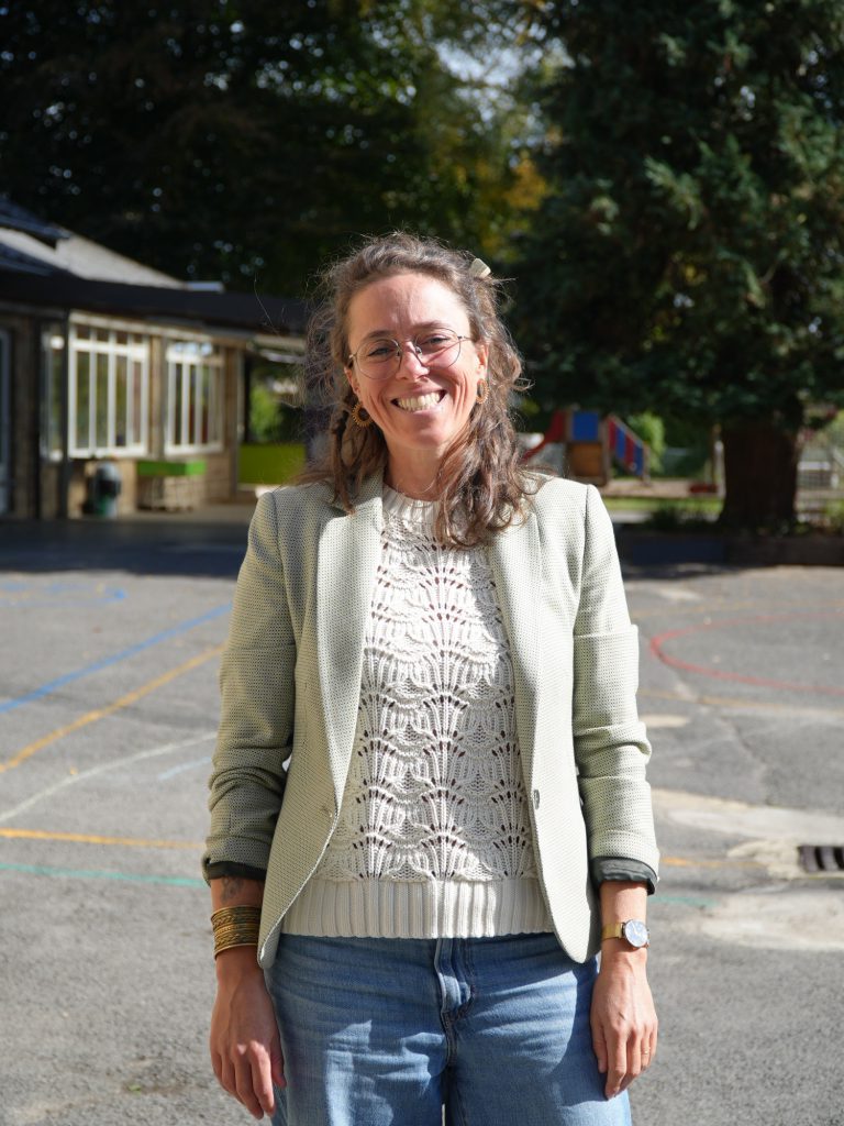 Portrait d'un membre de l'équipe dans la cour de l'école