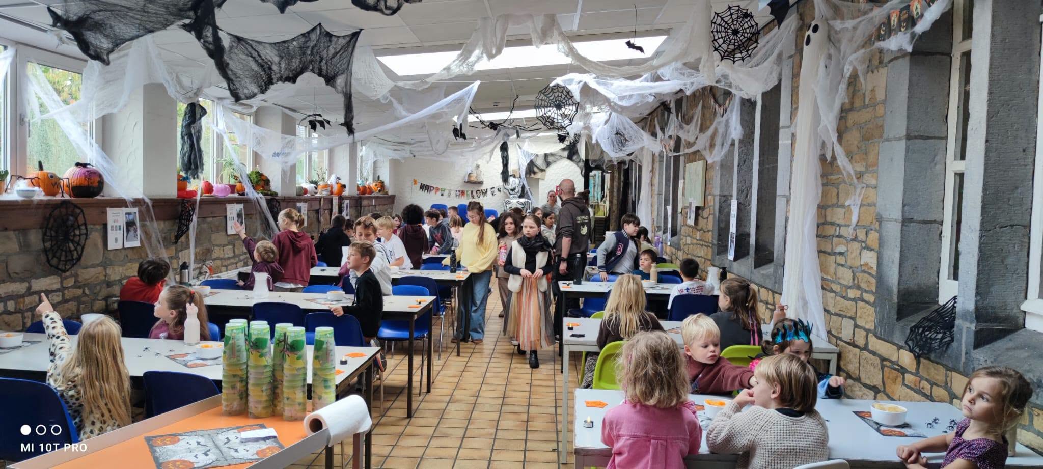 Le réfectoire décoré pour Halloween, pendant le repas des élèves